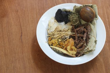 İçecek soğutma yapmak için kurutulmuş Çin karışık otlar dolu kase. Madde ile Çin bitkisel tıp.