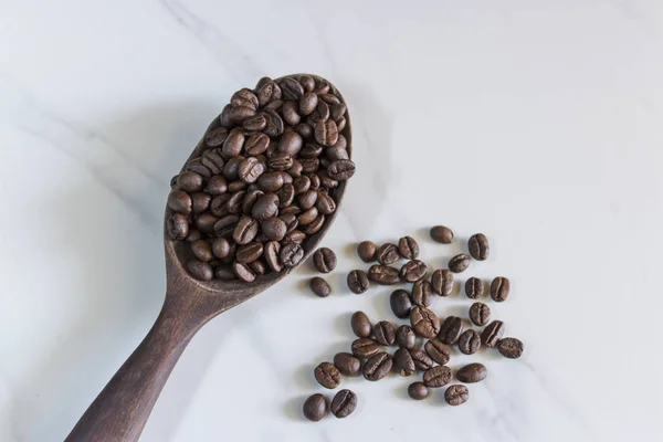 Frisch Geröstete Kaffeebohnen Auf Dem Marmorboden — Stockfoto