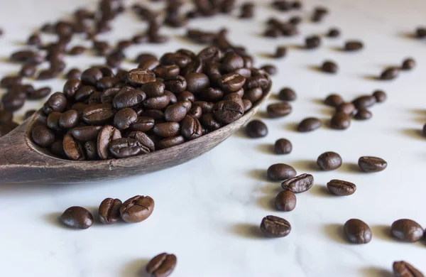 Frisch Geröstete Kaffeebohnen Auf Dem Marmorboden — Stockfoto
