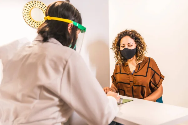 Güzellik Salonu Koronavirüs Salgınından Sonra Güvenlik Önlemleriyle Yeniden Açılıyor Ofisindeki — Stok fotoğraf