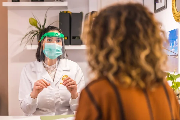 Schoonheidssalon Heropend Coronavirus Pandemie Met Veiligheidsmaatregelen Een Cliënt Met Een — Stockfoto