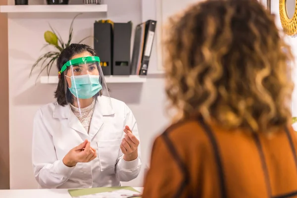 Schoonheidssalon Heropend Coronavirus Pandemie Met Veiligheidsmaatregelen Vrouwelijke Arts Met Beschermende — Stockfoto