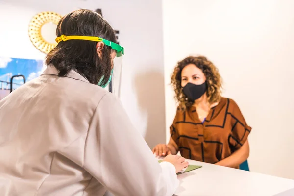 Güzellik Salonu Koronavirüs Salgınından Sonra Güvenlik Önlemleriyle Yeniden Açılıyor Müşteriye — Stok fotoğraf