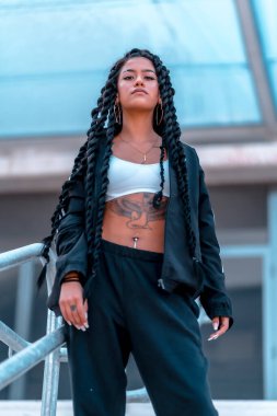 Latin kökenli, örgülü genç bir esmerle şehir seansı, tuzak dansçısı.