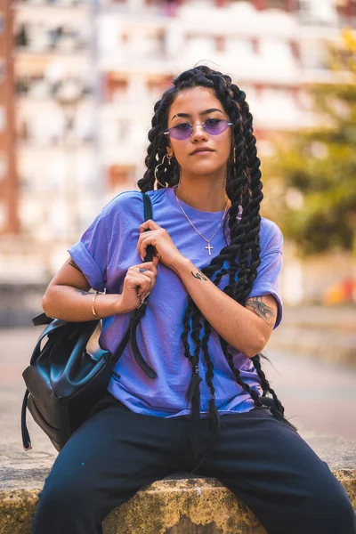 Uzun Örgülü Mor Gözlükleri Olan Koyu Tenli Genç Bir Kadın — Stok fotoğraf