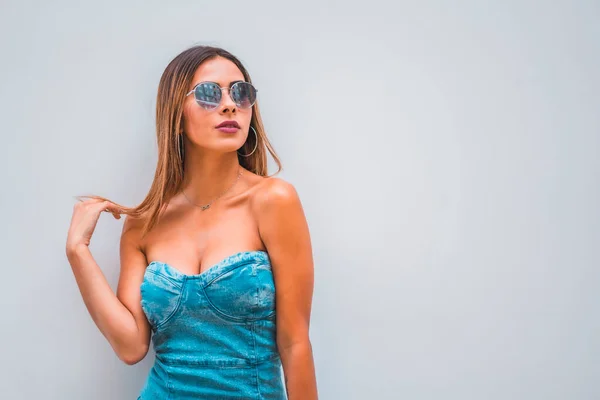 Lifestyle Session Young Caucasian Brunette Blue Denim Dress Sunglasses Plain — Stock Photo, Image