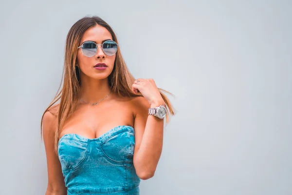 Sesión Estilo Vida Una Joven Morena Caucásica Vestido Mezclilla Azul — Foto de Stock