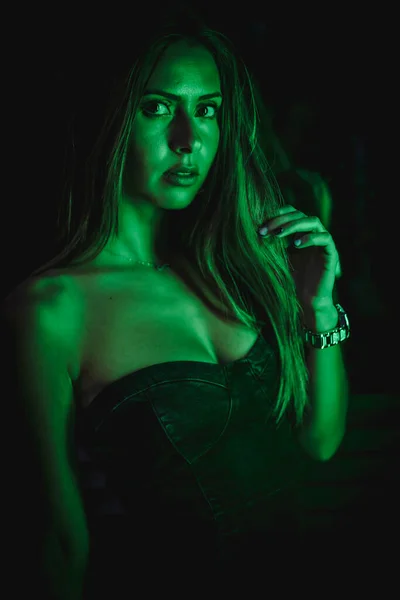 Brune Caucasienne Dans Une Robe Noire Éclairée Par Lumière Led — Photo