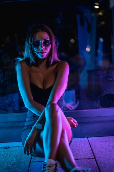 Una Giovane Donna Caucasica Bruna Abito Nero Illuminata Luci Led — Foto Stock