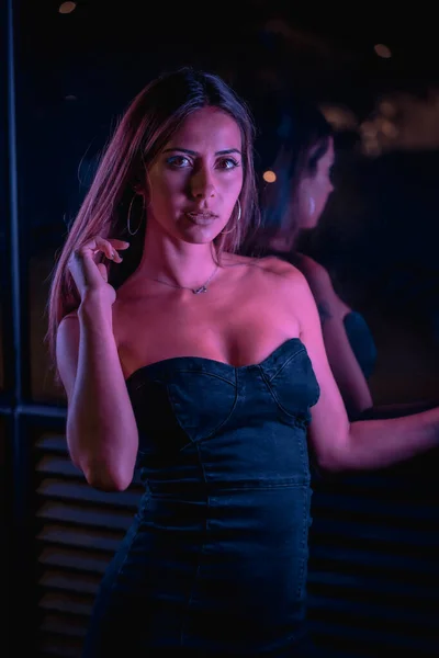 Uma Jovem Mulher Branca Morena Vestido Preto Iluminado Por Luzes — Fotografia de Stock