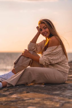 Yaz yaşam tarzı. Gün batımında sahilde genç bir kadının portresi..