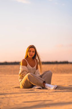 Yaz yaşam tarzı. Gün batımında sahilde genç bir kadının portresi..