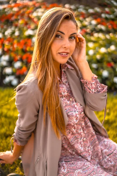 Summer Lifestyle Portrait Young Woman Flowerbed — Stock Photo, Image