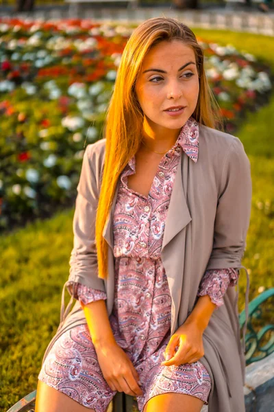 Summer Lifestyle Portrait Young Woman Flowerbed — Stock Photo, Image