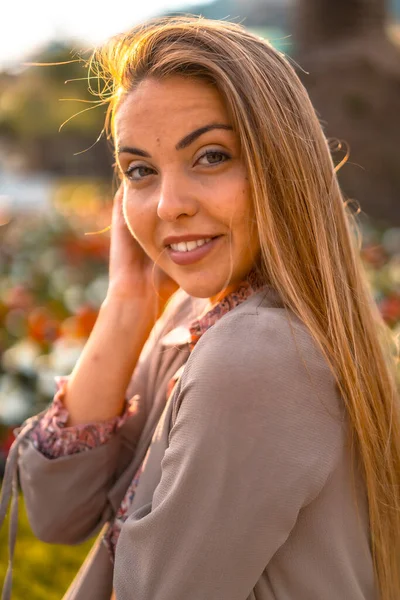 Summer Lifestyle Portrait Young Woman Flowerbed — Stock Photo, Image