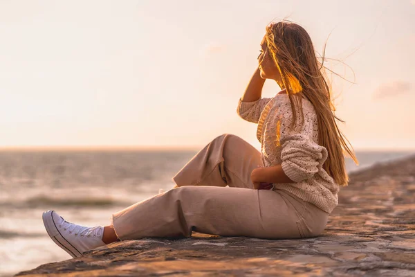 Zomer Levensstijl Portret Van Een Jonge Vrouw Een Strand Bij — Stockfoto