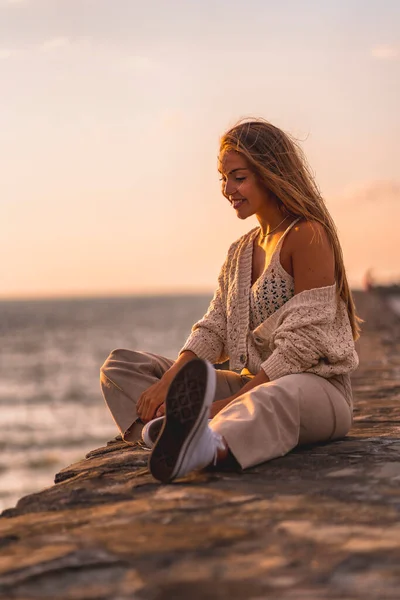 Stile Vita Estivo Ritratto Giovane Donna Una Spiaggia Tramonto — Foto Stock