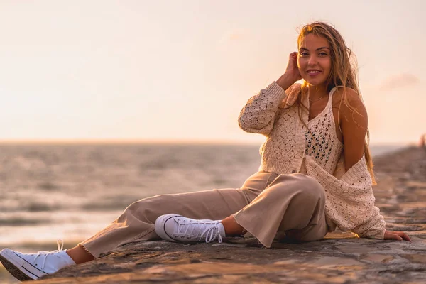 Estilo Vida Retrato Jovem Mulher Uma Praia Pôr Sol — Fotografia de Stock