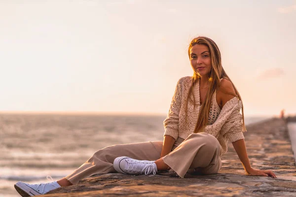 Estilo Vida Retrato Jovem Mulher Uma Praia Pôr Sol — Fotografia de Stock