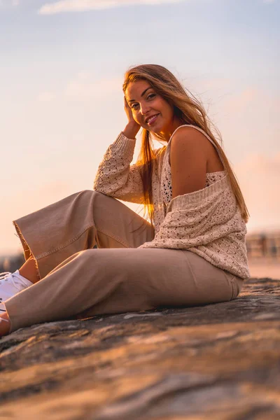 Zomer Levensstijl Portret Van Een Jonge Vrouw Een Strand Bij — Stockfoto