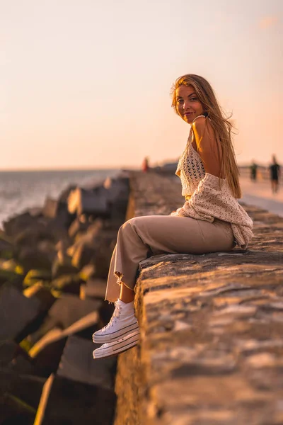 Sommerlicher Lebensstil Porträt Einer Jungen Frau Strand Bei Sonnenuntergang — Stockfoto