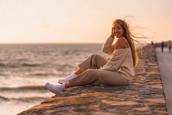 Estilo Vida Retrato Jovem Mulher Uma Praia Pôr Sol — Fotografia de Stock