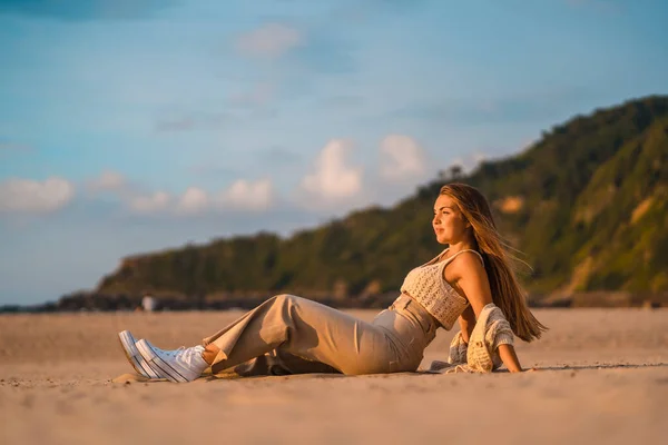 夏のライフスタイル 夕日のビーチで若い女性の肖像画 — ストック写真