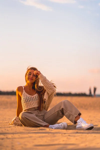 Estilo Vida Retrato Jovem Mulher Uma Praia Pôr Sol — Fotografia de Stock