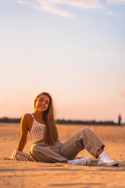 Estilo Vida Retrato Jovem Mulher Uma Praia Pôr Sol — Fotografia de Stock