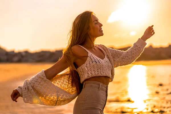 Kesäelämää Nuoren Naisen Muotokuva Rannalla Auringonlaskun Aikaan — kuvapankkivalokuva