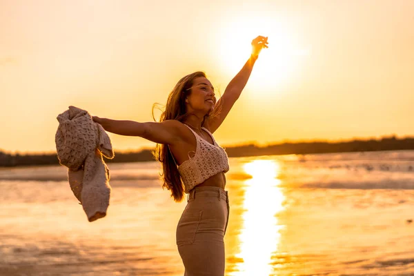 Kesäelämää Nuoren Naisen Muotokuva Rannalla Auringonlaskun Aikaan — kuvapankkivalokuva