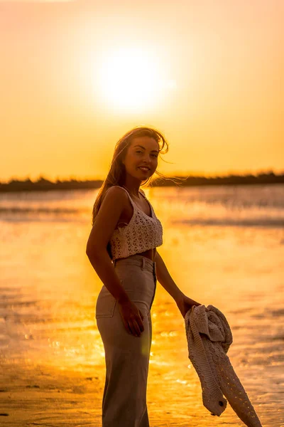 Sommarlivsstil Porträtt Ung Kvinna Strand Vid Solnedgången — Stockfoto