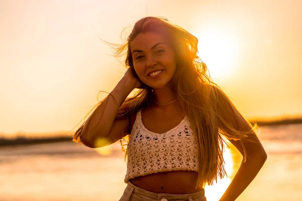 Summer Lifestyle Portrait Young Woman Beach Sunset — Stock Photo, Image