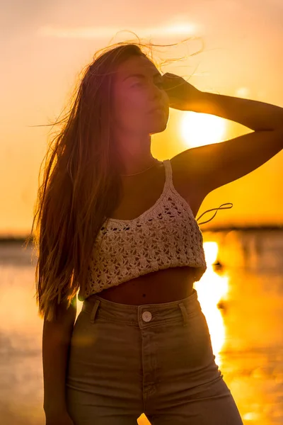 Estilo Vida Retrato Jovem Mulher Uma Praia Pôr Sol — Fotografia de Stock