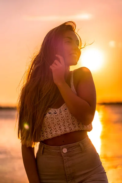 Estilo Vida Retrato Jovem Mulher Uma Praia Pôr Sol — Fotografia de Stock