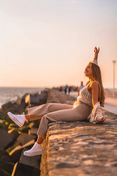 Estilo Vida Retrato Jovem Mulher Uma Praia Pôr Sol — Fotografia de Stock