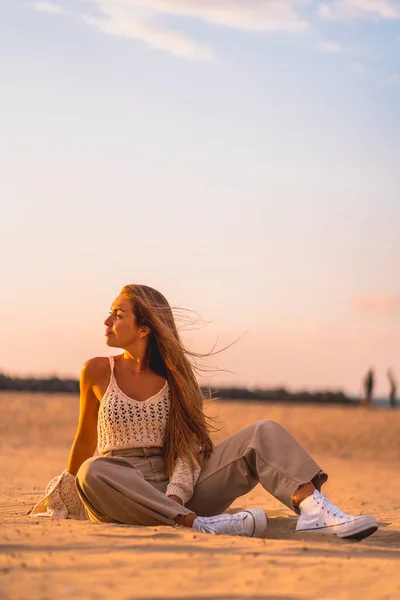 Estilo Vida Retrato Jovem Mulher Uma Praia Pôr Sol — Fotografia de Stock