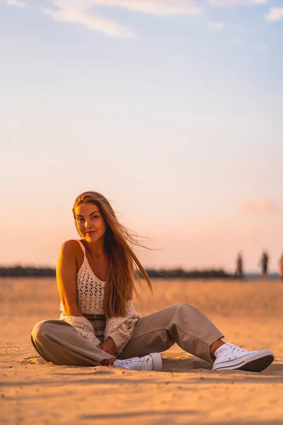 Zomer Levensstijl Portret Van Een Jonge Vrouw Een Strand Bij — Stockfoto