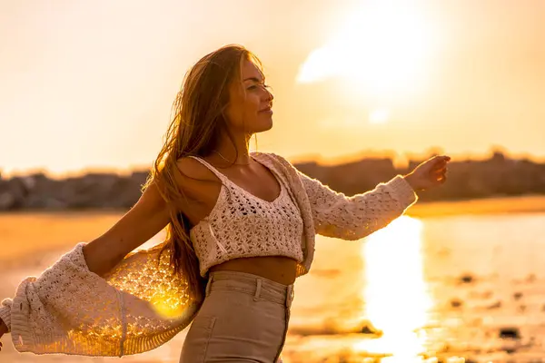 Estilo Vida Retrato Jovem Mulher Uma Praia Pôr Sol — Fotografia de Stock