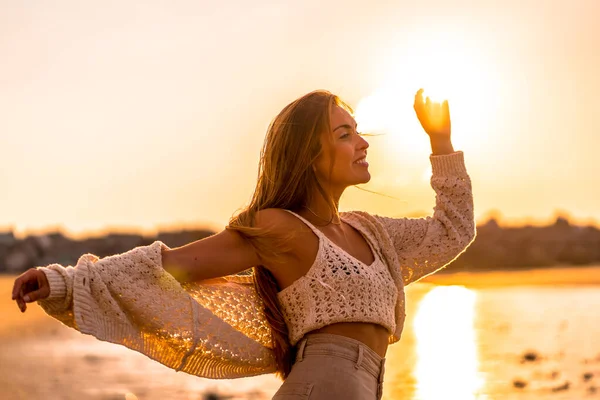 Estilo Vida Retrato Jovem Mulher Uma Praia Pôr Sol — Fotografia de Stock