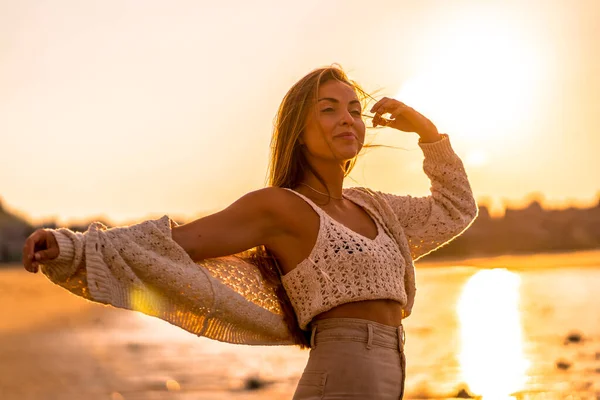 Estilo Vida Uma Jovem Mulher Branca Loira Suéter Curto Branco — Fotografia de Stock