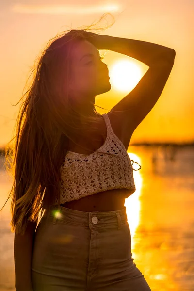 Estilo Vida Uma Jovem Mulher Branca Loira Suéter Curto Branco — Fotografia de Stock