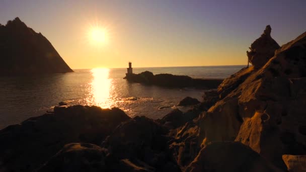 Estilo Vida Jovem Pôr Sol Lado Farol Sentado Nas Rochas — Vídeo de Stock