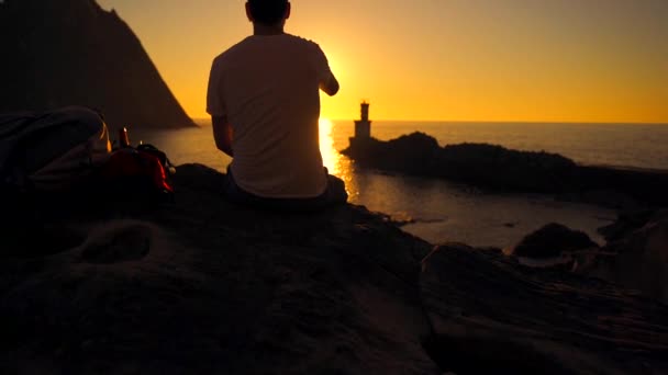 Estilo Vida Jovem Óculos Sol Pôr Sol Lado Farol Sentado — Vídeo de Stock