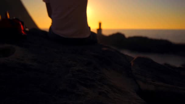 Estilo Vida Joven Gafas Sol Atardecer Junto Faro Sentado Las — Vídeo de stock