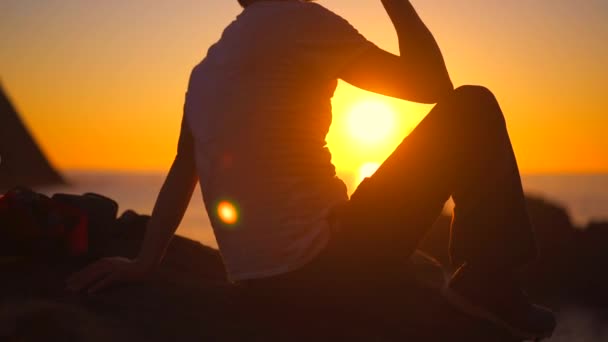 Estilo Vida Joven Gafas Sol Una Puesta Sol Junto Faro — Vídeos de Stock