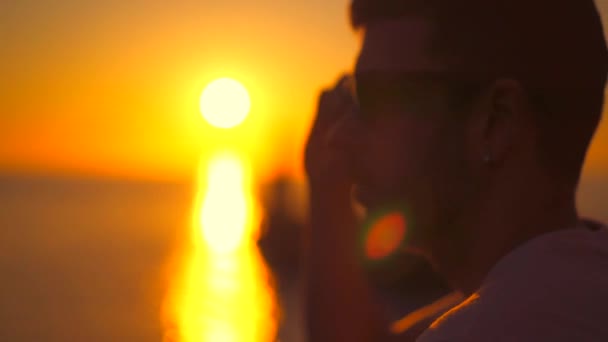 Lifestyle Een Jonge Man Met Een Zonnebril Bij Zonsondergang Naast — Stockvideo