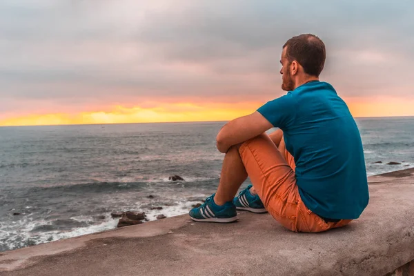 Porträt Eines Gutaussehenden Mannes Der Sich Bei Sonnenuntergang Der Küste — Stockfoto