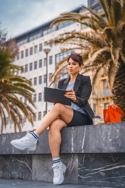 Entrepreneurial Session Eine Junge Kaukasische Geschäftsfrau Der Arbeitspause Mit Schwarzem — Stockfoto