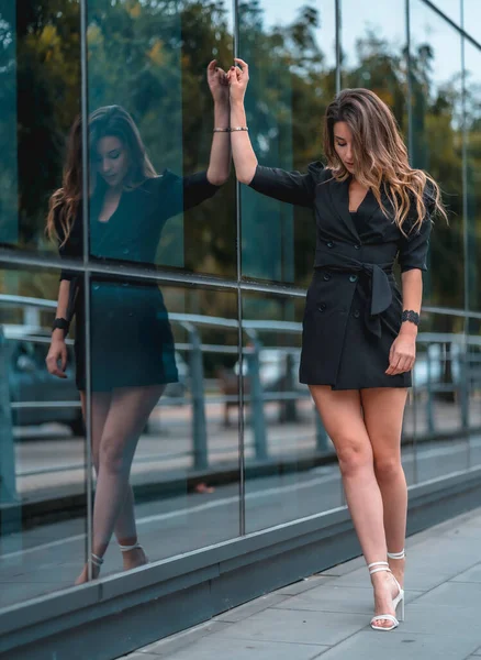 Porträtt Ung Attraktiv Kvinna Snygga Kläder Poserar Stadens Gata — Stockfoto